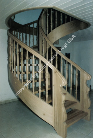 Formverleimte Treppe mit Krümmling und gedrechselten Stäben in Eiche