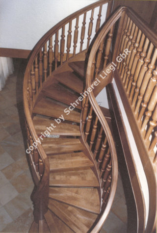 Formverleimte Treppe aus gebeitzten Buchenholz