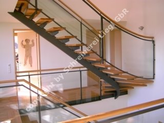 Einholm Stahltreppe mit Eichenstufen belegt, Glas als Absturzsicherung