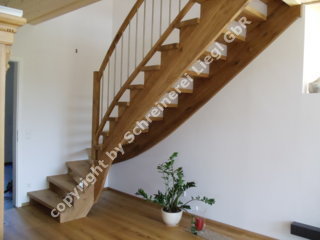 Aufgesattelte Treppe mit rustikalen Eichenholz
